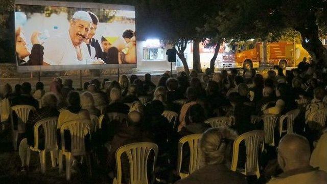 Yüzlerce Vatandaş Açık Havada ‘iftarlık Gazoz’ Filmini İzledi