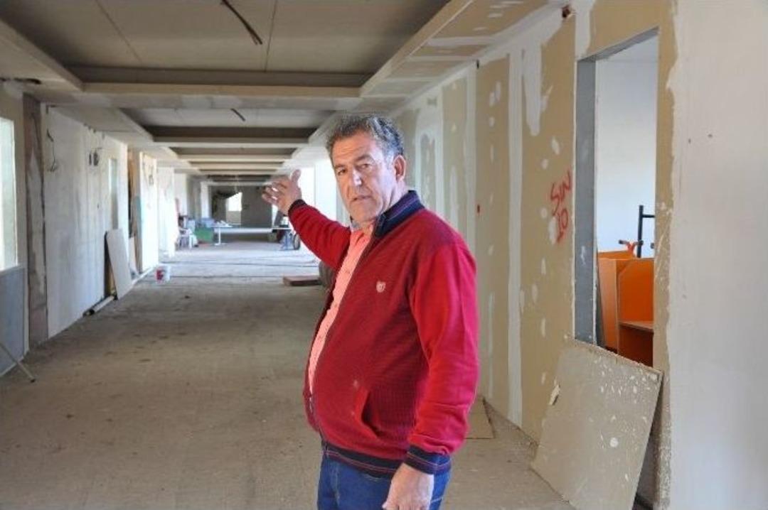 Fet&ouml;&rsquo;n&uuml;n Okulunu Yapan M&uuml;teahhit &Ouml;rg&uuml;t&uuml;n Kendisini Dolandırdığı İddia Etti