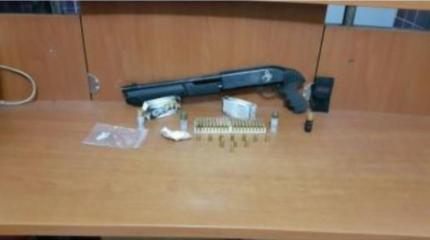 Ş&uuml;pheli Ara&ccedil;tan Uyuşturucu Ve Silah &Ccedil;ıktı