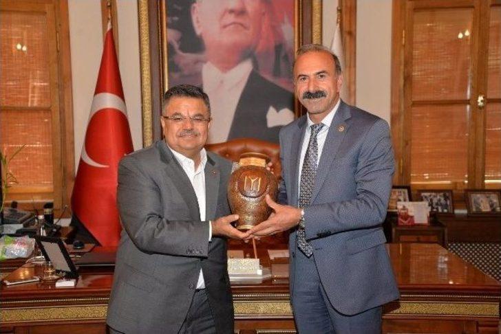 Ak Partili Milletvekili Alim Tunç’tan Başkan Selim Yağcı’ya Taziye Ziyareti