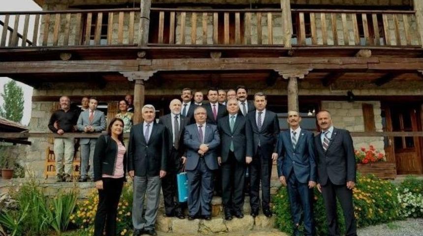 Vali Aziz Yıldırım: Frigk&uuml;m&rsquo;&uuml;n Asıl Amacı B&ouml;lgenin Tanıtımına Katkı Sağlamak