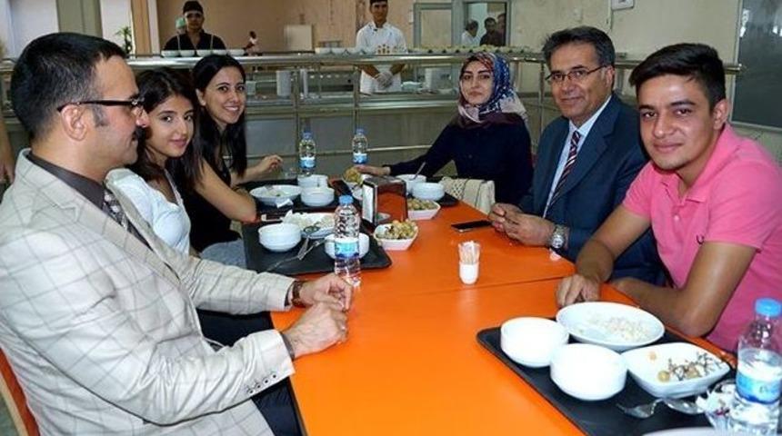 Rekt&ouml;r Yardımcısı Akpolat &Ouml;ğrenci Yemekhanelerini Gezdi