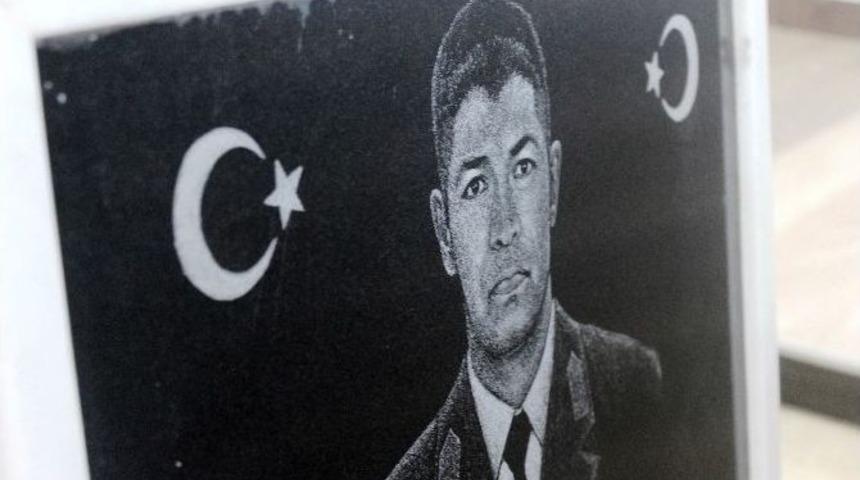 &Ouml;mer Halisdemir&rsquo;in Resmini Granit Mermere İşledi