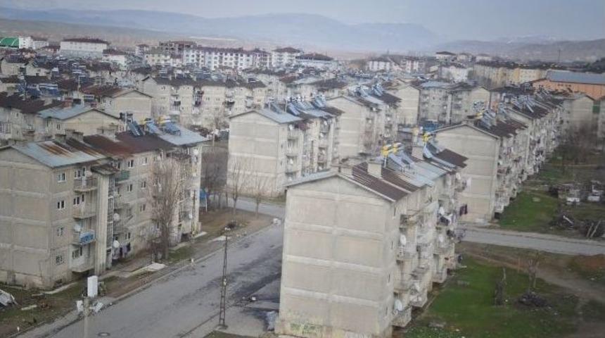 Gen&ccedil;&rsquo;teki Konutlar D&ouml;k&uuml;l&uuml;yor