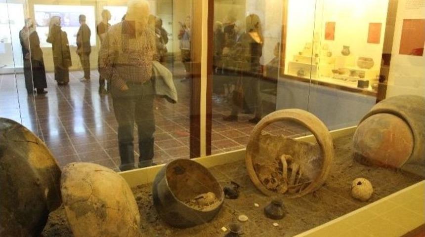 6 Bin Yıl Sonra K&uuml;p Mezarlardan &Ccedil;ıktılar