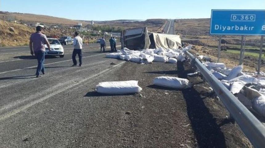 &Ccedil;ay Y&uuml;kl&uuml; Tır Devrildi: 1 Yaralı