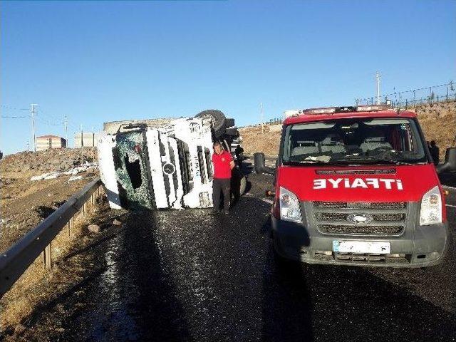 Çay Yüklü Tır Devrildi: 1 Yaralı