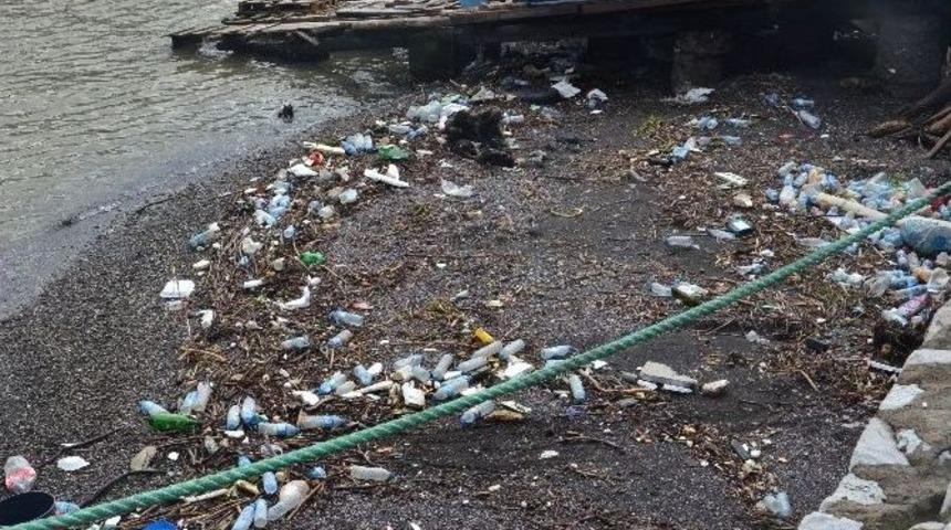 Şiddetli Yağış Sonrası Liman &Ccedil;&ouml;ple Doldu