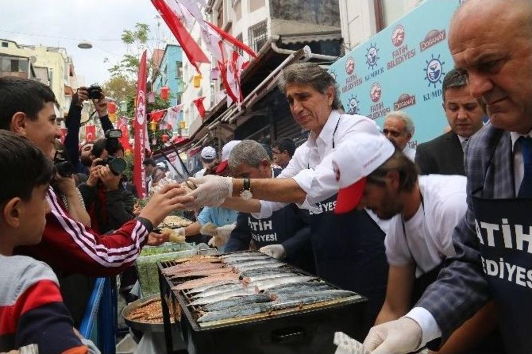 Fatih&rsquo;te Vatandaşlar Balığa Doydu