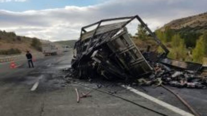 Balataları Isınan Kamyon Yanarak K&uuml;l Oldu