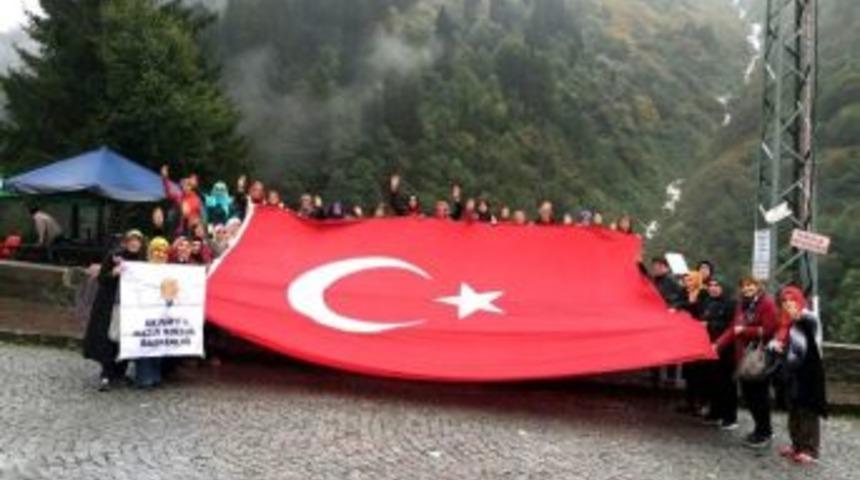 Ak Parti&rsquo;li Kadınlar Zirvede Şehitler Anısına T&uuml;rk Bayrağı A&ccedil;tı