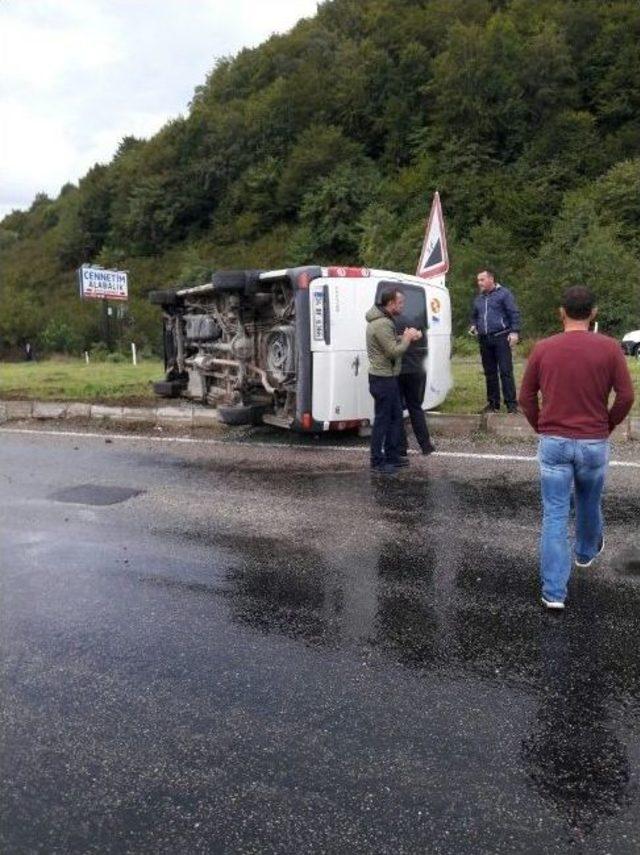 Bartın’da Servis Minibüsü Devrildi