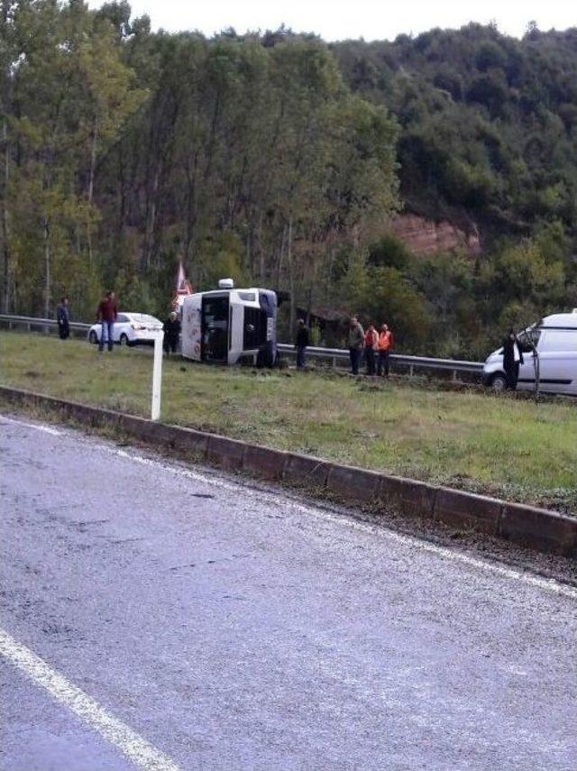 Bartın’da Servis Minibüsü Devrildi