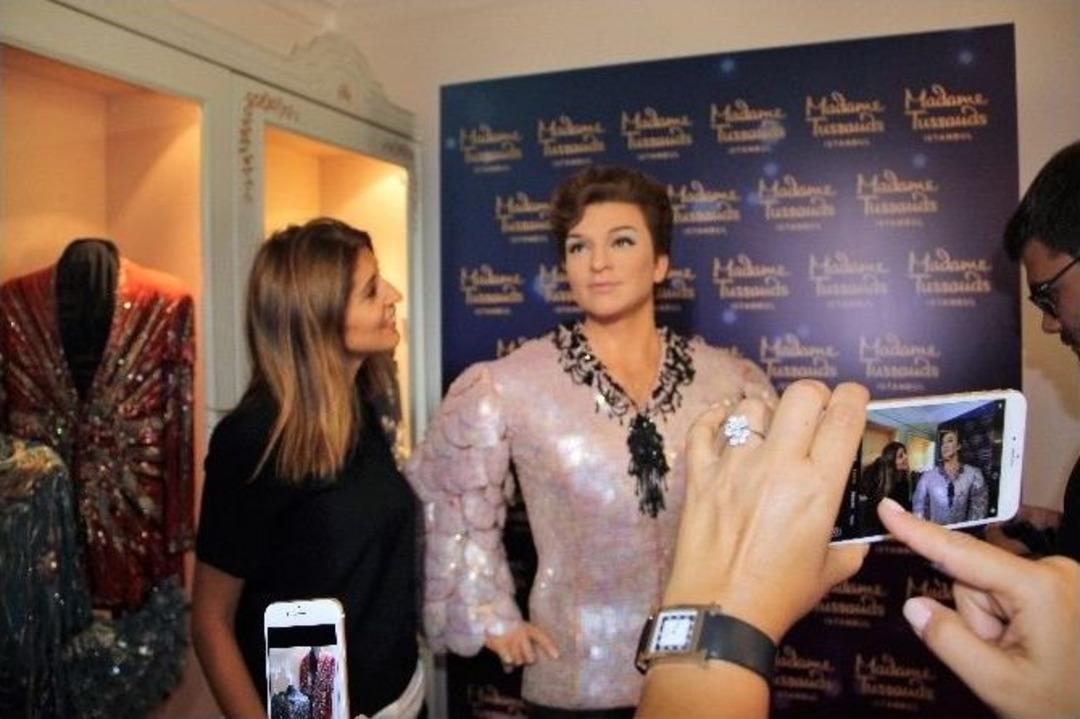 Sanat G&uuml;neşi Zeki M&uuml;ren&rsquo;in Balmumu Heykeli