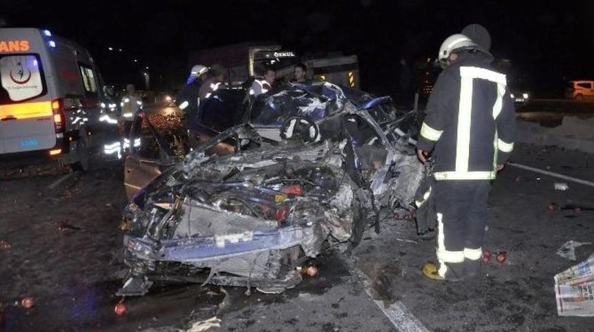 Kamyon Otomobile &Ccedil;arptı: 2 &Ouml;l&uuml; 1 Yaralı