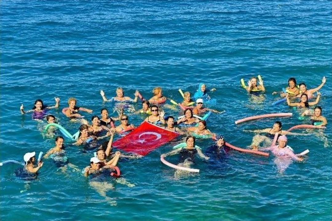 Muratpaşalılar Denizde Su Jimnastiği Yaptı
