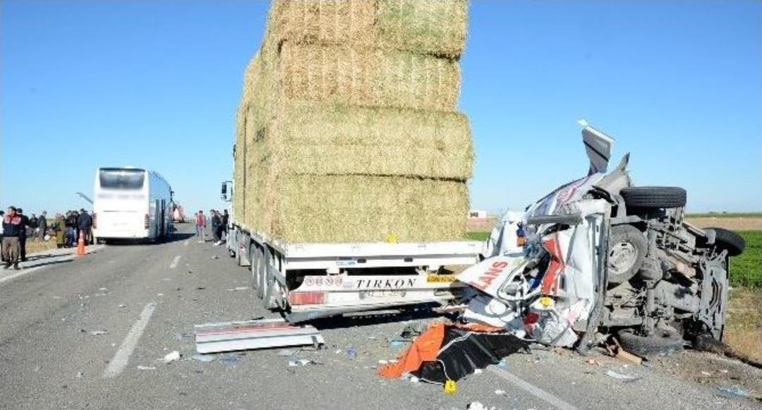Kazaya Giden Ambulansa Otob&uuml;s &Ccedil;arptı: 2 &Ouml;l&uuml;, 5 Yaralı