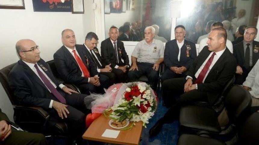 S&ouml;zl&uuml; Yer Verdi Şehit Aileleri Annesini Ziyaret Etti