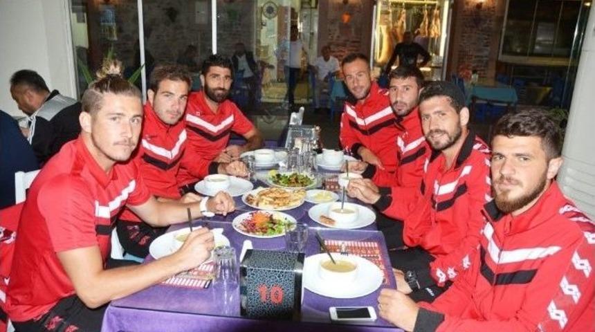 Ayvalıkg&uuml;c&uuml; Belediyespor&rsquo;a Kebap Ziyafeti