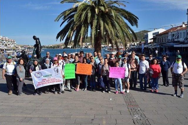 Doğaseverlerden Foça’da Temizlik Çalışması