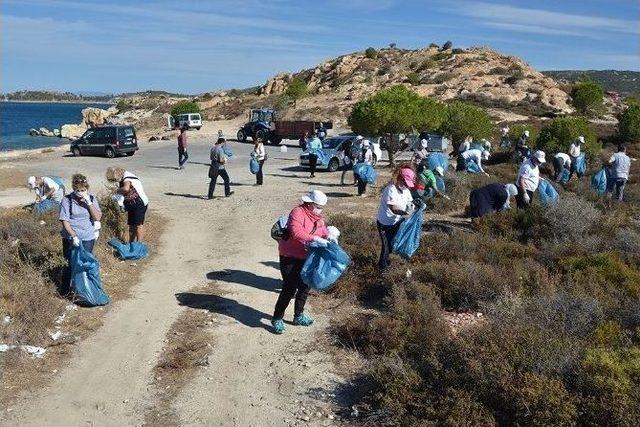 Doğaseverlerden Foça’da Temizlik Çalışması