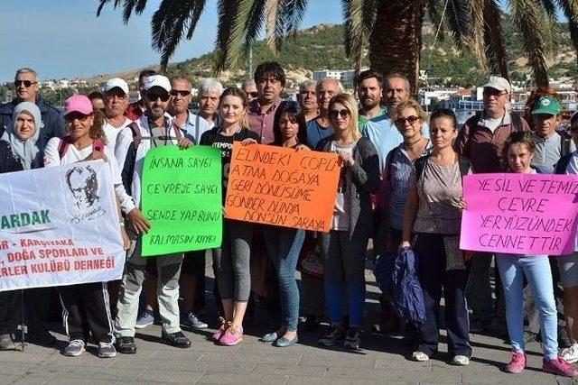 Doğaseverlerden Foça’da Temizlik Çalışması