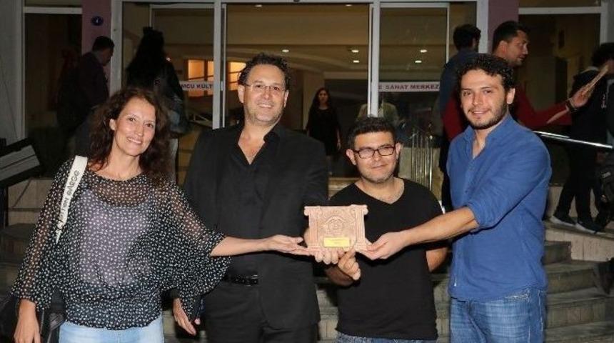 Manisa Şehir Tiyatrosuna İzmir&rsquo;den &Ouml;d&uuml;l