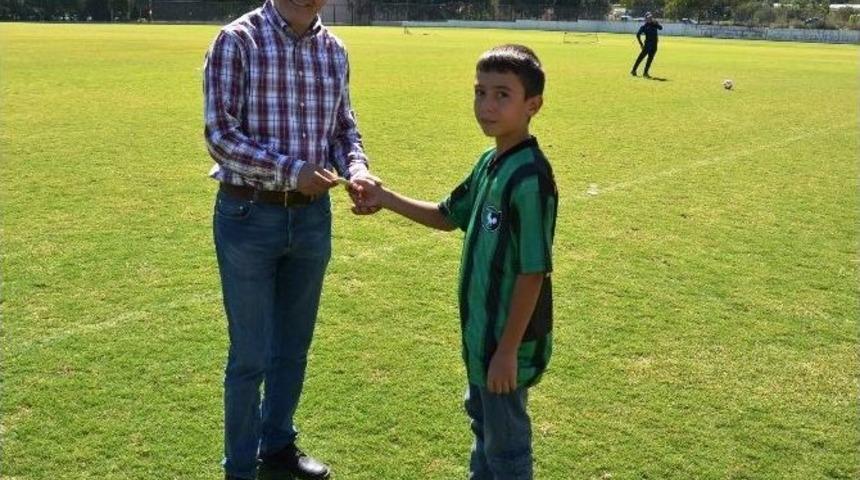 K&uuml;&ccedil;&uuml;k Taraftardan Okul Har&ccedil;lığıyla Denizlispor&rsquo;a Destek