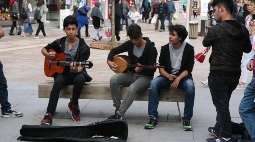 Bolu G&uuml;zel Sanatlar Lisesi &Ouml;ğrencilerinden Cadde De M&uuml;zik Keyfi