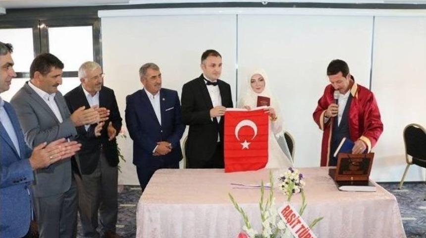 İlkadım&rsquo;dan Yeni Evlenenlere Kur&rsquo;an-ı Kerim Ve T&uuml;rk Bayrağı