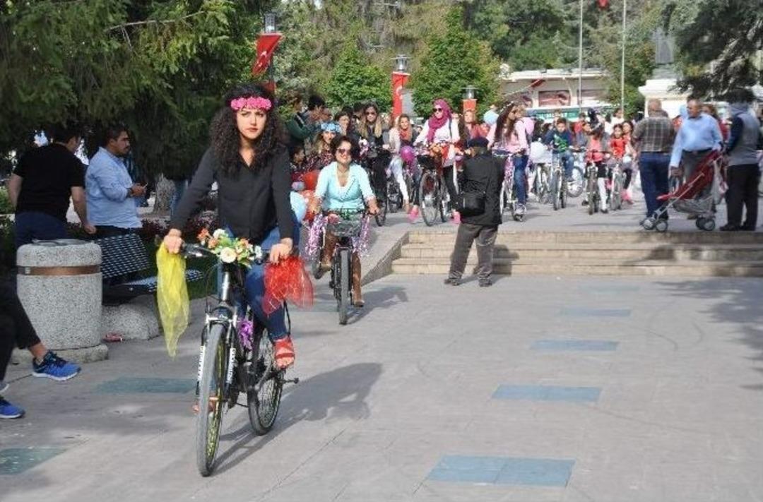 S&uuml;sl&uuml; Kadınlardan Renkli Bisiklet Turu
