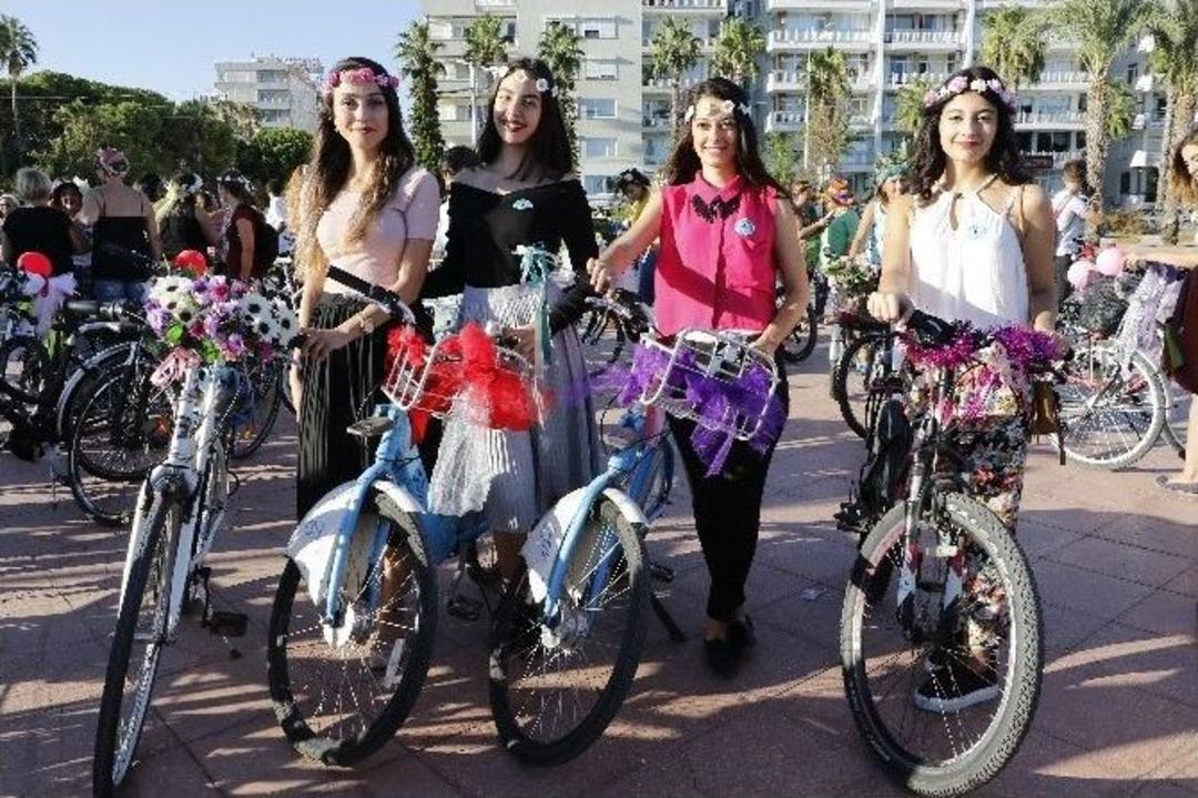 &ldquo;s&uuml;sl&uuml; Kadınlar&rdquo; Bisiklet İ&ccedil;in Pedalladı