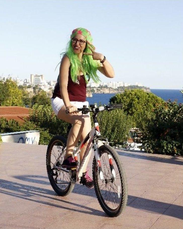 “süslü Kadınlar” Bisiklet İçin Pedalladı G2