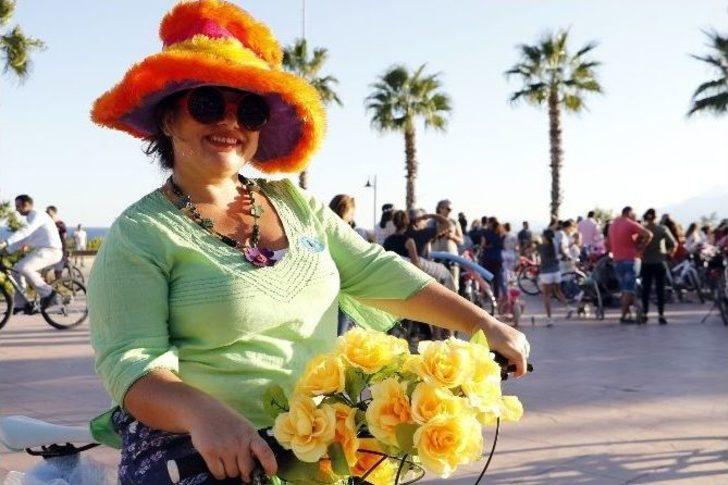 “süslü Kadınlar” Bisiklet İçin Pedalladı G3