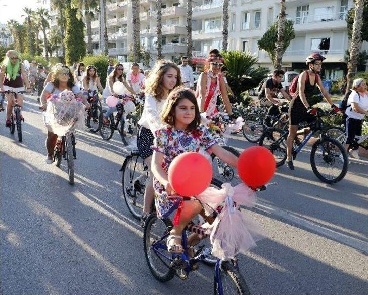 “süslü Kadınlar” Bisiklet İçin Pedalladı G5
