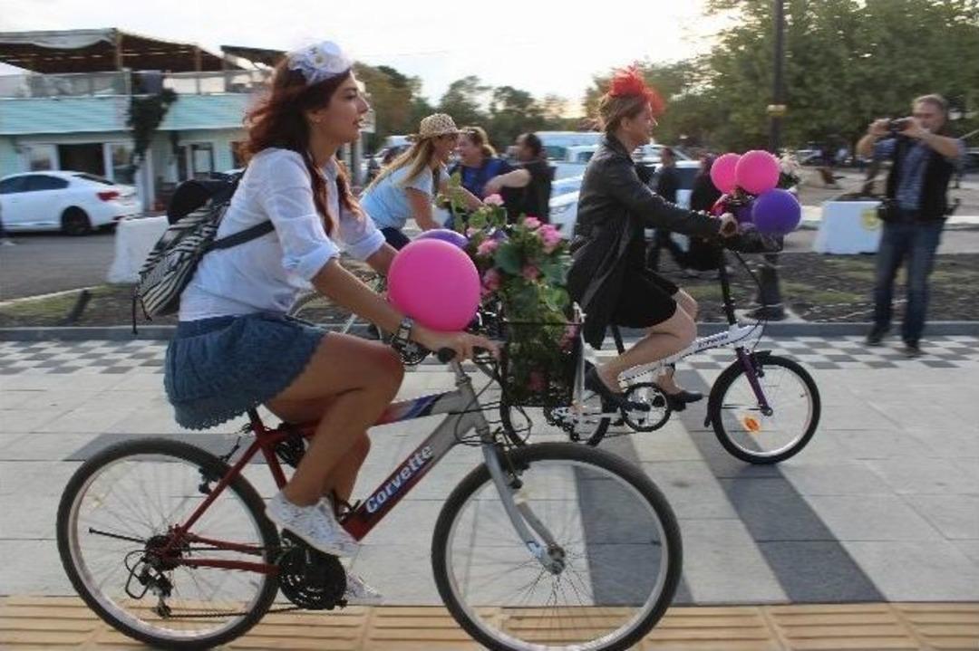 S&uuml;slendiler, Bisiklete Binip Geldiler