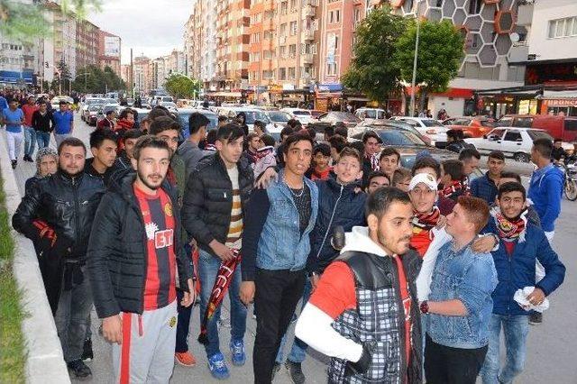 Saldırıya Uğrayan Eskişehirspor Taraftarları, Eskişehir’e Gelmeye Başladı