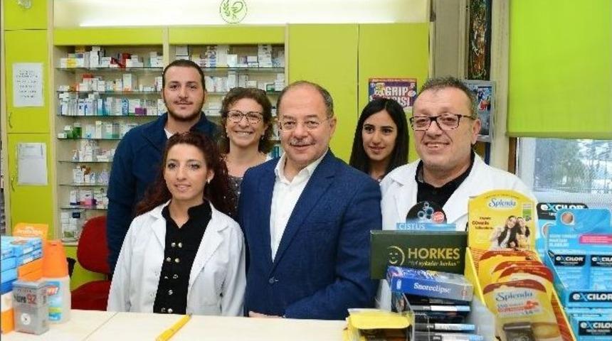 Sağlık Bakanı Akdağ&rsquo;dan Eczaneye S&uuml;rpriz Ziyaret