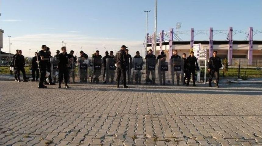 Sakaryasporlu Taraftarları Taşıyan Otob&uuml;s Taşlandı