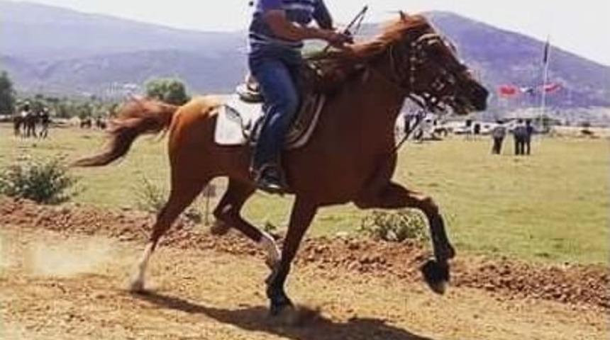 Pistte Devrilen Atın Altında Kalan Jokeyin &Ouml;l&uuml;m&uuml; Camiayı Yasa Boğdu