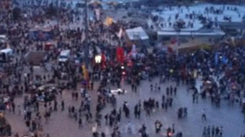Taksim'de gruplara polis m&uuml;dahalesi