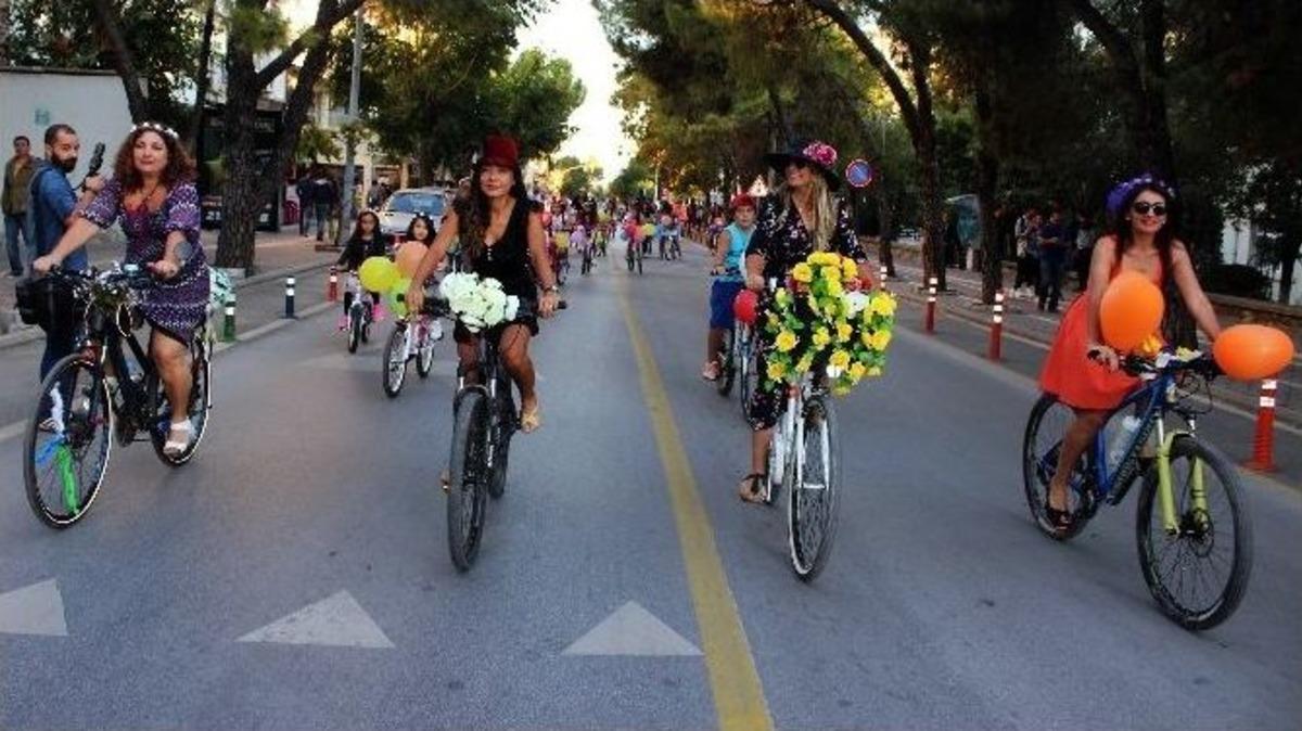 S&uuml;sl&uuml; Kadınlar Bisiklete Dikkat &Ccedil;ekti