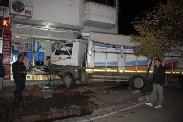 Freni Patlayan Kamyon Faciaya Yol Açıyordu G4