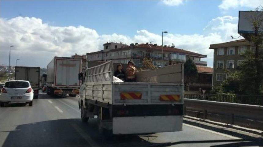(&ouml;zel Haber)&nbsp; &Ccedil;ocukların Kamyonet Kasasındaki Tehlikeli Yolculuğu Kamerada