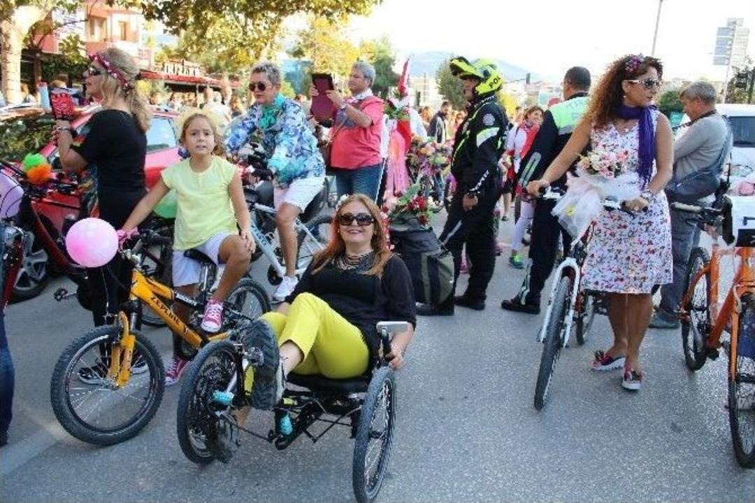 &rsquo;s&uuml;sl&uuml; Kadınlar&rsquo; Caddeleri &Ccedil;i&ccedil;eğe &Ccedil;evirdi