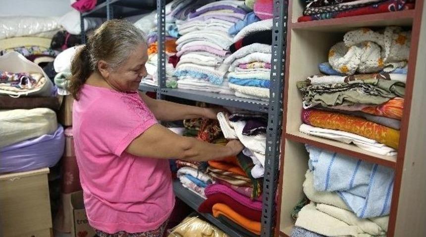 Buca Belediyesi&rsquo;nin Eşya Ve Giysi Bankaları Y&uuml;z G&uuml;ld&uuml;r&uuml;yor