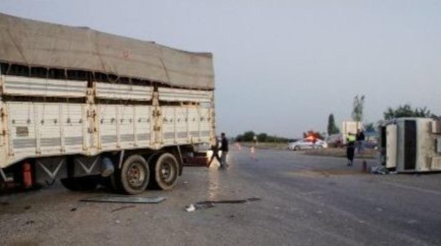 İşçileri Taşıyan Minibüse Kamyon Çarptı: 9’u Ağır 31 Yaralı