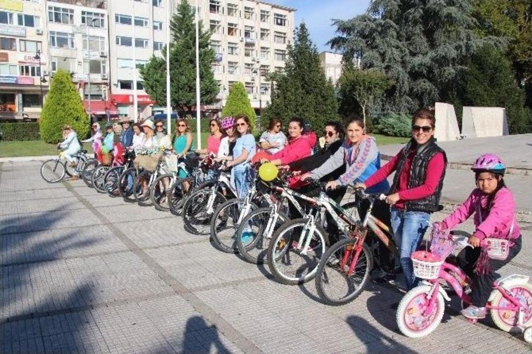 &rsquo;s&uuml;sl&uuml; Kadınlar&rsquo; Pedal &Ccedil;evirdi