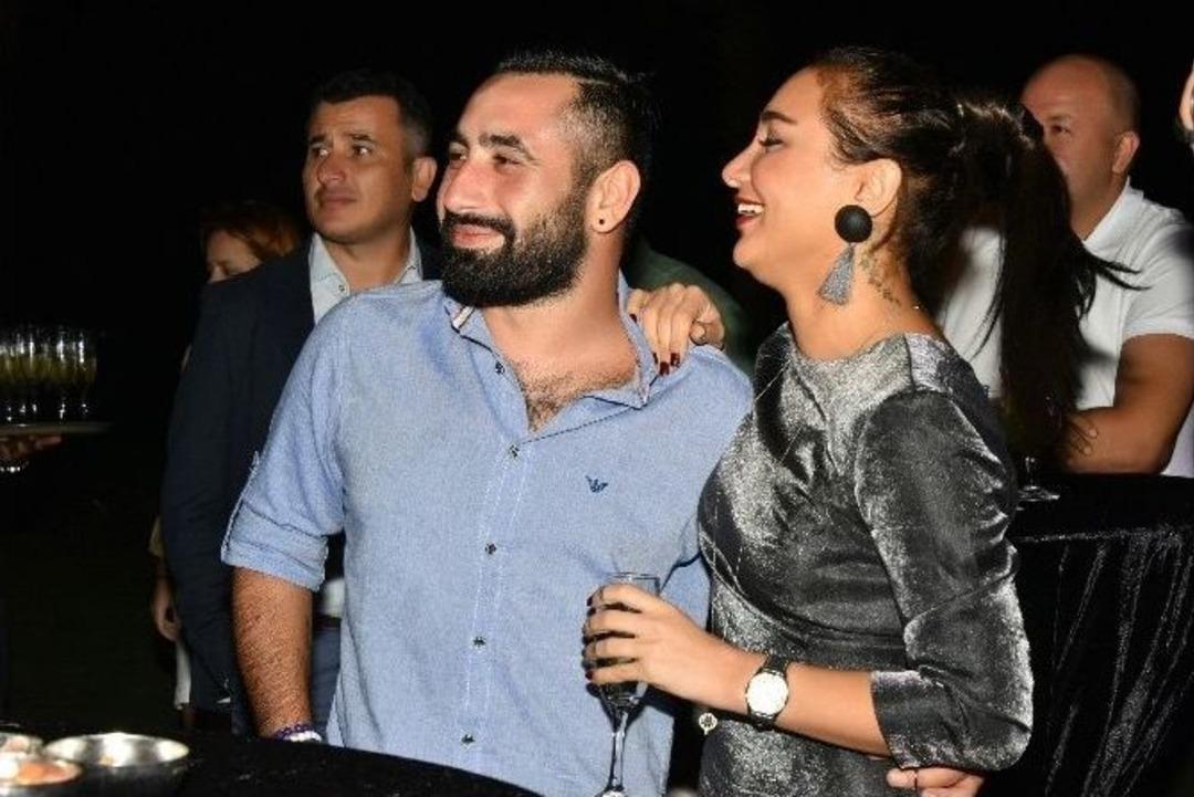 33 &Uuml;nl&uuml;den Dillere Destan Evlilik Teklifi