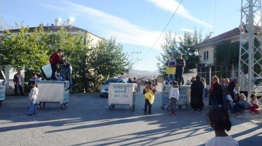 &Ccedil;&ouml;p Konteynerleri İle Yolu Trafiğe Kapattılar